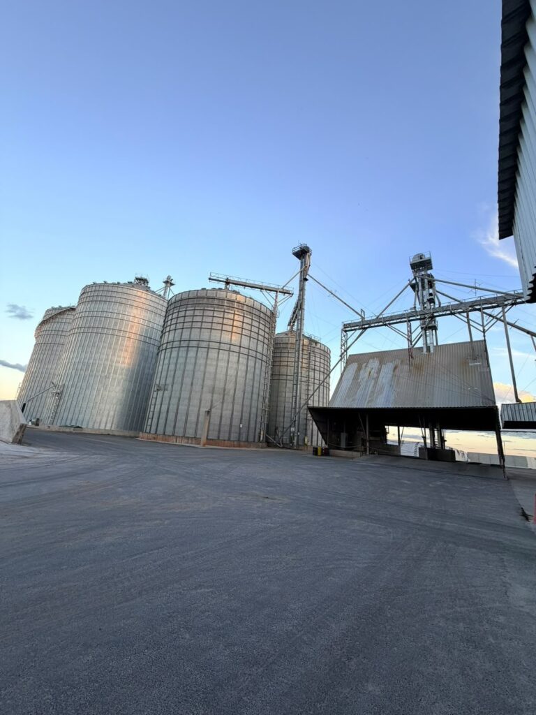 Fábrica de ração e silos da Captar