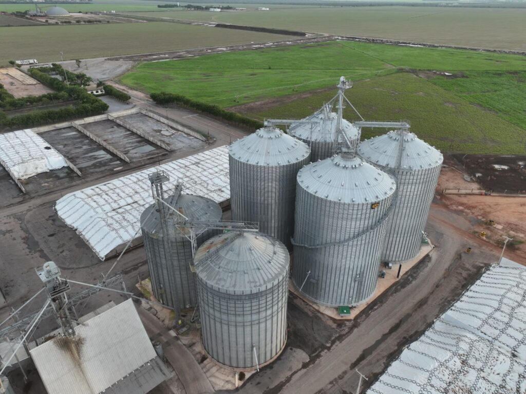 Vista aérea dos silos e da fábrica de ração da Captar