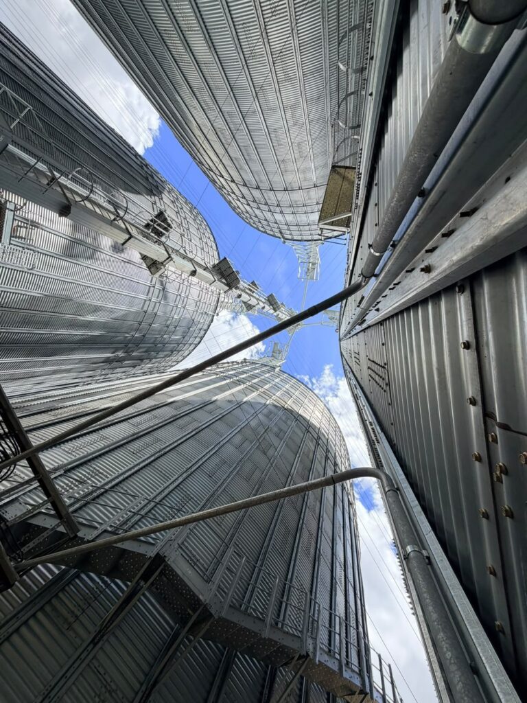 Silos metálicos da fábrica de ração da Captar