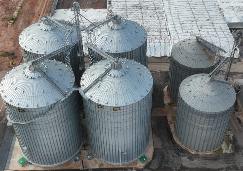 Silos de armazenagem de grãos da Captar vistos de cima